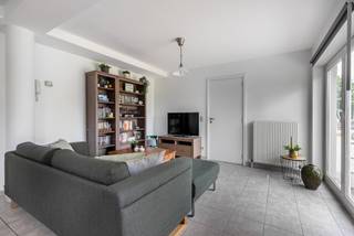 ENKEL BEZOEKEN MOGELIJK DOOR ONDERSTAANDE LINK VOLLEDIG EN CORRECT IN TE VULLEN: mijnhuurprofiel.be<br /><br />Op een steenworp van landelijke omgeving doch op wandelafstand van het centrum van Malle bevindt zich op de eerste verdieping van een goed onderhouden appartementsgebouw dit appartement met 2 slaapkamers. <br /><br />Men betreedt het appartement via de privatieve inkomhal dewelke toegang biedt tot de leefruimte met open keuken. Wat dadelijk opvalt is het natuurlijk licht dat de gehele ruimte doet oplichten omwille van de grote raampartijen. De keuken werd volledig uitgerust met oven, koelkast, spoelbak, afwasmachine en een keramisch kookvuur. Het groene zicht vanop het balkon van de leefruimte zorgt voor de nodige rust en een aangenaam ruimtegevoel. Via de nachthal komt men terecht in de berging met aansluiting voor was- en droogmachine alsook verleent deze toegang tot de twee slaapkamers, het gastentoilet en de badkamer met ligbad en dubbel lavabomeubel. <br /><br />BIJZONDERHEDEN:<br />+ Elektriciteit conform <br />+ EPC label B<br />+ Gemeenschappelijke fietsenstalling<br />+ Gevel recent geschilderd<br />+ Toplocatie<br />+ Parkeergelegenheid voor de deur<br />+ Beschikbaar vanaf 1 juni 2026<br /><br />Huurprijs bedraagt € 950/maand + Een provisie van € 50 voor de gemeenschappelijke kosten. 3 maanden huurwaarborg, plaatsbeschrijving op gedeelde kosten.<br /><br />Voor meer info of een bezoek ter plaatse kan u vrijblijvend contact opnemen met Kato via kato@reds.be.