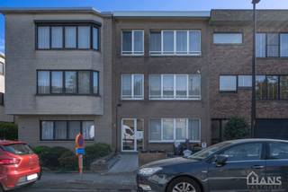 Inkomhal; apart toilet; leefruimte; keuken met aansluitende berging; badkamer met ligbad; 2 slaapkamers, waarvan de kleinste toegang verleent naar het achterliggend terras.<br /><br />Geschikt voor maximaal 4 personen.<br />Gemeenschappelijke kosten: 10 EUR voor de minuterie. De nutsvoorzieningen zijn privatief.<br />Beschikbaar op 01/01/2027.<br /><br />Huurwaarborg bedraagt 3 maanden huur.<br />Plaatsbeschrijving door extern bedrijf met gedeelde kosten.<br /><br />Een bezoek ter plaatse kunt u enkel online reserveren op www.hansvastgoed.com.<br />Voor meer informatie, bezoek onze website www.hansvastgoed.com of neem contact op met info@hansvastgoed.com of +32 3 366 05 30.