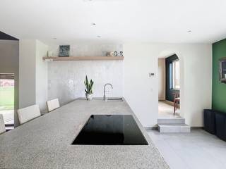 Cette maison magnifiquement rénovée est située au bout d'une impasse, sur un terrain de 1600 m², où vous pourrez profiter d'une paix et d'une...