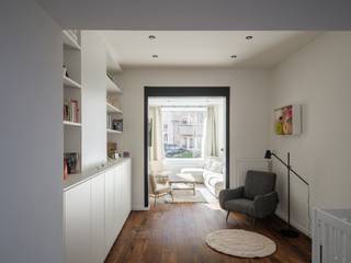 <strong>Instapklare en smaakvol gerenoveerde woning (3 slaapkamers – 2 badkamers) met tuin nabij het Paul de Smet de Naeyerpark.</strong><br /> <br /><em>Voor meer informatie, mail naar </em><em>info@carloeggermont.be</em><br /><br />De woning is gelegen aan het Miljoenenkwartier, nabij het universitair ziekenhuis en het station Gent-Sint-Pieters, een praktische uitvalsbasis met uitstekende bereikbaarheid.<br /><br />Achter de karaktervolle gevel schuilt een ruime en instapklare woning. Deze beschikt over een bruikbare vloeroppervlakte van maar liefst 188 m<sup>2</sup> met een praktische indeling voorzien van 3 volwaardige slaapkamers en 2 badkamers. Extra troeven zijn de praktische kelder, de buitenberging en het overdekte + verwarmde buitenterras.<br /><br />We betreden de woning langs een karaktervolle inkomhal met de originele inkomdeur met glas in lood raam, authentieke tegels en karaktervolle trap.<br /><br />Op het gelijkvloers vinden we aan de voorzijde de leefruimte met op maat gemaakte kasten en houtkachel voor de gezelligheid. Gekoppeld aan de leefruimte vinden we een polyvalente tussenruimte (bibliotheek, tweede zitruimte…) met een plafondhooge op maat gemaakte kast.<br />Aan de achterzijde vinden we een ruime eetplaats met een goed ingerichte open keuken die toegang geeft tot de stadstuin.<br /><br />Verder hebben we nog een berging voor wasmachine en droogkast, een apart gastentoilet en toegang tot een praktische en droge kelder.<br /><br />De eerste verdieping geeft plaats aan een ware ‘master’ over de volledige plateau. We komen binnen in de dressingruimte waar de originele kasten werden behouden en ingewerkt. Aanpalend hieraan vinden we de eerste ensuite badkamer voorzien van wastafel, ligbad, douche en toilet. Aan de achterzijde hebben we de hoofdslaapkamer.<br /><br /><br />Via de overloop die voorzien is van op maat gemaakte kasten komen we op de bovenste verdieping. Hier vinden we twee volwaardige slaapkamers waarvan er één voorzien is van de tweede badkamer (wastafel, inloopdouche en toilet).<br /><br />Deze eigendom onderscheidt zich door zijn combinatie van authentiek wonen met een hedendaags karakter. De gekozen combinaties tussen het materialen, een kwalitatieve afwerking met o.a. heel wat maatwerk en een aangename ruimtelijkheid zorgen voor een unieke woonbeleving.<br /><br /><strong><em>Kortom, een unieke en instapklare woning met gezellige tuin op een toplocatie die aanspreekt door zijn volume, afwerking en karakter.</em></strong><br /> 