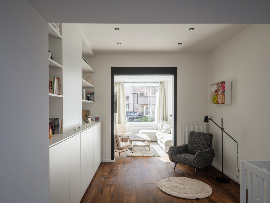 Instapklare en smaakvol gerenoveerde woning (3 slaapkamers – 2 badkamers) met tuin nabij het Paul de Smet de Naeyerpark. - foto 2