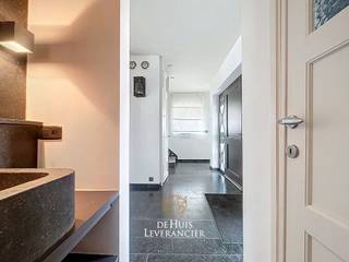 Op zoek naar een woning waar rust, ruimte en een centrale ligging perfect samenkomen? Dan is deze charmante halfopen bebouwing aan de Cornelis Verhulstlaan 37 in Kontich absoluut een bezoek waard.<br />De woning is gelegen in een doodlopende straat, wat zorgt voor een bijzonder rustige en kindvriendelijke omgeving. Tegelijk bevindt u zich op korte afstand van het centrum van Kontich, met winkels, scholen, openbaar vervoer en belangrijke verbindingswegen binnen handbereik. Hier geniet u dus van het beste van twee werelden: een rustige woonomgeving met alle voorzieningen vlakbij.<br />Binnenin wordt u verwelkomd in een zeer goed afgewerkte en instapklare woning met een aangename, praktische indeling. De leefruimte geniet van veel natuurlijke lichtinval en sluit naadloos aan op de keuken en de tuin, waardoor een open en uitnodigend geheel ontstaat.<br />De woning beschikt over vier volwaardige slaapkamers, wat ze ideaal maakt voor gezinnen of voor wie extra ruimte zoekt voor een bureau, hobbyruimte of logeerkamer.<br />Buiten vindt u een ruime en zonnige tuin, perfect om te ontspannen, te tuinieren of gezellige momenten door te brengen met familie en vrienden. Bovendien biedt het perceel extra potentieel dankzij de aanwezige bouwgrond, wat interessante mogelijkheden creëert voor de toekomst. Deze bouwgrond is optioneel aan te kopen aan 200.000 euro.<br /><br /><br /><br />Bent u op zoek naar een woning met ruimte, rust én een uitstekende ligging? Dan is dit pand beslist een bezoek waard.<br /><br />EPC :  183 kWh/m<sup>2</sup> (Label B)<br />Stedenbouwkundige inlichtingen in aanvraag<br />Waterinfo : P-Score = C, G-Score = A<br /><br />Dit is niet wat je zoekt ? Al gehoord van AANKOOPBEGELEIDING ?   Wij zoeken, bezoeken en onderhandelen mee met jou voor eigendommen die worden aangeboden door particulieren, andere makelaars of eigendommen die zelfs (nog) niet te koop staan?<br />Vraag meer informatie over aankoopbegeleiding via welkom@dehuisleverancier.be of 0489/069.000<br /><br />de Huisleverancier : Persoonlijk, voor iedereen Service, Kwaliteit en Vertrouwen !