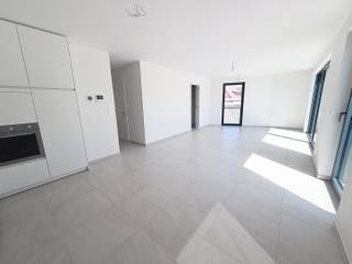 <p><strong>Planifiez votre visite via www.living-stone.be</strong></p><p>À la recherche d'un pied-à-terre prêt à vivre à Groot-Bijgaarden ? Cet appartement a tout pour vous faire sentir chez vous dès votre arrivée. Un cadre calme et verdoyant combiné à la proximité de Bruxelles. Situé à proximité des axes menant vers Bruxelles, ainsi que du centre de Groot-Bijgaarden avec ses commerces, écoles et transports en commun.</p><p>La distribution est la suivante : un hall d'entrée avec toilette séparée, un salon, une cuisine équipée, un espace buanderie/rangement, 2 chambres, une salle de bains et une terrasse orientée sud.</p><p>Un emplacement de parking dans le garage souterrain ainsi qu'une cave privative complètent ce bien. Charges mensuels de <strong>€ 125</strong> pour l'entretien des communs.</p><p>Les habitants peuvent également profiter du jardin commun. Ce bien est soumis à la réglementation PEB. Celle-ci sera très favorable grâce à la présence d'une pompe à chaleur et de panneaux solaires.</p><p><strong>Disponible immédiatement</strong>.</p>