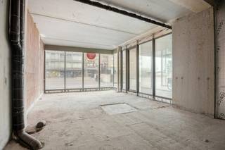 Modern nieuwbouw kantoor (181 m²) te huur op topligging te OostduinkerkeDit vastgoed is gelegen op het bruisende Astridplein en biedt bijzonder veel visibiliteit voor uitbating van diverse activiteiten.Indeling:- handels gelijkvloers ( ca. 151 m²)- stockageruimte ( ca. 31 m²)Troeven:- verzorgd winkelpand / kantoor- moderne winkelfaçade- bijzonder grote glaspartijen- aantrekkelijke ligging- vele parkeermogelijkheden- tal van invullingen mogelijkModaliteiten:- onroerende voorheffing ten laste van de huurder- horeca light toegelaten in de statuten- onmiddellijk beschikbaar- afwerking nog bespreekbaar mits opleg meerprijsMobiliteit:- gelegen aan de Koninklijke Baan- vlot bereikbaar via openbaar vervoer, met de auto of te voetOp een boogscheut gelegen van de bruisende Zeedijk en dicht bij diverse winkelstraten en supermarkten. Aarzel zeker niet ons te contacteren op 0473/56.01.82 of business.brugge@dewaele.com indien dit bedrijfsvastgoed bestaande uit een kantoor te huur in centrum Oostduinkerke u mogelijks kan interesseren.