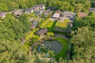 Voor meer info en foto’s, surf naar www.swevers.be – Op een rustige locatie in Houthalen-Helchteren vindt u deze instapklare open bebouwing op een ruim perceel van 2.364 m². De woning werd gebouwd in 1965 en biedt een bewoonbare oppervlakte van 160 m², aangevuld met tal van recente vernieuwingen. Zo werden in 2019 het dak, de waterleidingen en de riolering vernieuwd. Ook de elektriciteit werd volledig aangepakt. Sinds 2022 zijn er zonnepanelen aanwezig en in 2025 werden airco’s geplaatst. Binnen geniet u van een praktische indeling met inkomhal, lichtrijke leefruimte met houtkachel, keuken met zicht op de tuin en een aparte wasplaats. Op de eerste verdieping bevinden zich drie slaapkamers en een centraal gelegen badkamer. Daarnaast beschikt de woning over een kelder, ruime zolder en garage. De grote tuin is een absolute troef. Hier geniet u van rust, privacy, ingebouwde waterirrigatie en verschillende fruitbomen, waaronder pruim, appel, peer, perzik en notenboom. De aanwezige chalet biedt extra mogelijkheden dankzij een slaapkamer, badkamer, zolder met boiler en buitendouche. Ideaal als gastenverblijf, hobbyruimte of ontspanningsplek. Winkels, scholen, restaurants en openbaar vervoer bevinden zich vlot bereikbaar in de omgeving. Deze eigendom combineert comfortabel wonen, veel ruimte en buitenleven op een aangename locatie. Voor meer informatie, bel 011 255 155. Bron bewoonbare oppervlakte: EPC – verslag.
