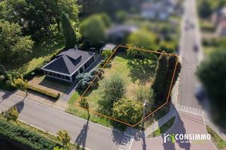 Bent u op zoek naar een ruime bouwgrond voor een vrijstaande woning in het gegeerde Bokrijk? Op de hoek van de Aspergerijstraat en Krekenstraat bevindt zich dit interessante perceel met een totale oppervlakte van 6a 54ca, een perceelbreedte van circa 22 meter en een diepte van circa 31 meter.<br />Dankzij de mooie perceeloppervlakte en -breedte en de bestemming voor open bebouwing vormt deze bouwgrond een aantrekkelijke basis voor de realisatie van een eigen vrijstaande woning.<br /><br /><strong>Bouwmogelijkheden</strong><br />Het perceel maakt deel uit van een goedgekeurde verkaveling en is bestemd voor residentiële bebouwing. Volgens de geldende stedenbouwkundige voorschriften dient bij een vrijstaande woning rekening te worden gehouden met zijdelingse bouwvrije stroken van minimaal 5 meter en een afstand van minimaal 6 meter ten opzichte van de rooilijn. De maximale kroonlijsthoogte bedraagt 6 meter en de dakvorm is vrij.<br /><br />De volledige verkavelingsvoorschriften kunnen in bijlage worden geraadpleegd en gedownload. Eventuele bouwplannen, afwijkingen, uitzonderingen of specifieke bouwmogelijkheden dienen steeds voorafgaandelijk met Stad Genk te worden besproken en goedgekeurd.<br /><br /><strong>Buurtinformatie</strong><br />De ligging in Bokrijk vormt één van de grote troeven van deze bouwgrond. Het perceel bevindt zich in een rustige en groene woonomgeving, terwijl tal van dagelijkse voorzieningen vlot bereikbaar zijn.<br /><br />Het uitgestrekte Domein Bokrijk en natuurgebied De Maten bevinden zich vlakbij en bieden tal van mogelijkheden om te wandelen, fietsen en ontspannen. Ook<br />verschillende sport- en recreatiemogelijkheden zijn in de directe omgeving aanwezig.<br /><br />Voor gezinnen is de ligging bijzonder praktisch, met basis- en secundair onderwijs op wandel- en fietsafstand en een goede bereikbaarheid met het openbaar vervoer. Langs de nabijgelegen Hasseltweg vindt u bovendien een ruim aanbod aan winkels, supermarkten, horeca en andere dagelijkse voorzieningen.<br /><br />Daarnaast geniet u van een uitstekende verbinding richting Genk, Diepenbeek, Zonhoven en Hasselt, waardoor u hier rustig en groen woont zonder in te boeten aan bereikbaarheid.<br /><br />Een mooie opportuniteit voor wie op zoek is naar een ruim bouwperceel voor een vrijstaande woning op een gegeerde locatie in Bokrijk.<br /><br /><strong>Extra interessant:</strong> ook de naastgelegen woning aan de Aspergerijstraat 11 wordt te koop aangeboden. Ideaal voor wie een ruime woning wenst te combineren met een aangrenzend bouwperceel: https://consimmo.be/nl/aanbod/4449199/huis-te-koop-in-3600-genk<br /><br />Bent u op zoek naar een bouwgrond voor open bebouwing op een gegeerde locatie in Bokrijk? Contacteer ons via 089 69 30 01 of info@consimmo.be voor meer informatie over het perceel en de bouwmogelijkheden. De volledige verkavelingsvoorschriften zijn beschikbaar via de downloads op onze website www.consimmo.be.