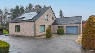 <span>Opendeurdag op zondag 24/05 van 14u tot 16u. Kom langs en overtuig jezelf!<br /><br />Bij ImmoFusion 7/7 “open huis” : klik op onze 3D-TOUR.</span><br /><br />Bent u op zoek naar een ruime woning met tal van mogelijkheden, zowel privé als professioneel? Dan is dit pand gelegen aan de Albert 1 laan 88 te Beringen zeker een bezoek waard.<br /><br />Via de inkomhal betreden we de woning. Links bevindt zich de lichtrijke living met gezellige haard. Dankzij de vele ramen geniet u hier van een overvloed aan natuurlijke lichtinval. Vanuit de leefruimte is er een mooie doorloop naar de keuken, wat zorgt voor een aangename en open sfeer.<br /><br />De keuken is uitgerust met een groot keukenmeubel met veel opbergruimte, een ingebouwd inductievuur, oven, dampkap en spoelbak. Er is voldoende plaats voor een eettafel en bovendien bestaat de mogelijkheid om een kookeiland te installeren. <br /><br />Aansluitend aan de keuken vinden we een extra ruimte die perfect dienst kan doen als berging.<br /><br />Vanuit deze ruimte bereiken we de veranda, die verwarmd wordt met een airco aangesloten op een warmtepomp. Dit maakt het een aangename plek om het hele jaar door te vertoeven.<br /><br />Op het gelijkvloers bevindt zich eveneens de eerste badkamer met douchecabine en pompbak, alsook een ruime gastentoilet in de hal.<br /><br />Een absolute troef van deze woning is de grote garage. Deze beschikt over een elektrische sectionale poort en biedt de mogelijkheid om ingericht te worden als kleine handelsruimte van minder dan 100 m². Ideaal voor wie wonen en werken wil combineren.<br /><br />Op de eerste verdieping bevinden zich twee zeer ruime slaapkamers, met de mogelijkheid om extra kamers te creëren tot in totaal vier slaapkamers. De grootste slaapkamer biedt een prachtig uitzicht op de enorme tuin, terwijl de tweede slaapkamer is uitgerust met praktische inbouwkasten. Ook op deze verdieping zijn badkamer en toilet van elkaar gescheiden. De 2de badkamer is voorzien van een douchecabine.<br /><br />De woning wordt op drie verschillende manieren verwarmd: radiatoren op stookolie doorheen de woning, een haard in de living voor extra gezelligheid en een airco met warmtepomp in de veranda.<br /><br />Buiten geniet u van een uitzonderlijk groot perceel van meer dan 30 are met een enorme tuin en serre, ideaal voor tuinliefhebbers of gezinnen die houden van ruimte en privacy.<br /><br />Pluspunten van deze woning:<br />- 2 ruime slaapkamers met mogelijkheid tot 4 slaapkamers<br />- Mogelijkheid tot kleine handelsruimte in de garage (minder dan 100 m²)<br />- Lichtrijke living met haard<br />- Grote keuken met veel opbergruimte en uitbreidingsmogelijkheden<br />- Verwarmde veranda met warmtepomp<br />- 2 badkamers en 2 toiletten<br />- Grote garage met elektrische sectionale poort<br />- Enorme tuin met serre<br />- Perceel van meer dan 34 are<br />- EPC label C<br />- Elektrische keuring conform<br />- Zonnepanelen<br /><br />Een veelzijdig pand met ruimte, licht en tal van opportuniteiten op een gunstige ligging in Beringen. Neem gerust contact op voor meer informatie of een bezichtiging.