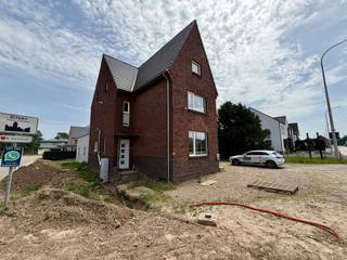<p><span>Rijksweg 521 te Dilsen-Stokkem: instapklaar gelijkvloers appartement met tuintje, terras en privatieve parkeerplaats.</span></p><p><span> </span></p><p><span>Bent u op zoek naar een energiezuinig, volledig vernieuwd appartement op een centrale locatie in Dilsen-Stokkem? Dan is dit prachtig gelijkvloers appartement aan de Rijksweg 521 absoluut een bezoek waard.</span></p><p><span> </span></p><p><span>Dit appartement maakt deel uit van een kleinschalige residentie die momenteel wordt afgewerkt en werd gerealiseerd door de grondige herontwikkeling van een bestaande woning naar twee volwaardige appartementen. Hierbij werd werkelijk alles vernieuwd, waaronder het dak, de elektrische installatie, sanitaire leidingen, afvoeren en technische voorzieningen. Het appartement wordt volledig instapklaar opgeleverd.</span></p><p><span> </span></p><p><span>De ligging vormt zonder twijfel een belangrijke troef. Zo bevindt u zich vlak naast de Jumbo-supermarkt en geniet u van een uitstekende bereikbaarheid richting Maasmechelen, Maaseik en de Nederlandse grens. Winkels, scholen, openbaar vervoer en dagelijkse voorzieningen bevinden zich op wandel- of korte rijafstand.</span></p><p><span> </span></p><p><span>Indeling:</span></p><ul><li><span>Aparte privatieve inkomhal</span></li><li><span>Gastentoilet</span></li><li><span>Technische ruimte, voorzien van een ventilatiesysteem type D</span></li><li><span>Ruime badkamer met inloopdouche en tweede toilet</span></li><li><span>Twee volwaardige slaapkamers</span></li><li><span>Gezellige leefruimte met veel lichtinval</span></li><li><span>Keuken aansluitend aan de leefruimte</span></li><li><span>Praktische berging naast de keuken</span></li><li><span>Kelderberging, ideaal als extra opslagruimte</span></li><li><span>Terras en tuintje aansluitend aan de leefruimte</span></li><li><span>Privatieve autostaanplaats</span></li></ul><p><span>De buitenaanleg bevindt zich momenteel in de laatste fase van afwerking. De tuin en buitenruimte zullen volledig worden aangelegd conform het voorziene inplantingsplan, zodat u kunt genieten van een verzorgde buitenomgeving.</span></p><p><span> </span></p><p><span>Troeven:</span></p><ul><li><span>Volledig vernieuwd appartement</span></li><li><span>Zeer energiezuinig</span></li><li><span>Geen asbest</span></li><li><span>Elektriciteit conform </span></li></ul><ul><li><span>Gelijkvloers wonen met eigen toegang</span></li><li><span>Twee ruime slaapkamers</span></li><li><span>Terras en privatieve tuin</span></li><li><span>Ventilatiesysteem D</span></li><li><span>Privatieve parkeerplaats</span></li><li><span>Centrale ligging nabij Jumbo en voorzieningen</span></li><li><span>Instapklaar bij oplevering</span></li><li><span>Kleinschalige residentie</span></li></ul><p><span>Interesse in dit nieuw afgewerkte appartement? Neem gerust contact op voor meer informatie of een bezoek ter plaatse.</span></p><p><span>Robin Raeven - 0484 35 73 08 - robin@jemar.be</span></p><p><span> </span></p>