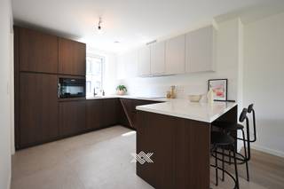 Deze eigendom is ideaal als gezinswoning én bijzonder interessante als investering. Met een verwachte maandelijkse huurprijs van €1.400 biedt deze splinternieuwe woning pal in het centrum een zéér aantrekkelijk huurrendement van 3,3% (bruto) mits aankoop aan 6% BTW (minimaal 15 jaar verhuur). Immers kan deze woning aangekocht worden aan het verlaagde btw-tarief van 6%, wat sedert juli 2025 ook geldt voor investeerders.<br /><br />Deze gloednieuwe woning heeft een bewoonbare oppervlakte van maar liefst 191,7 m² en is ingedeeld als volgt: via de inkomhal met gastentoilet heeft u toegang tot de lichtrijke eet- en leefruimte die in directe verbinding staat met de open keuken en annex berging. Het eerste verdiep bestaat uit drie slaapkamers, een technische berging en een badkamer met inloopdouche en wastafel. Op het tweede verdiep bevindt er zich nog een vierde slaapkamer met en-suite badkamer, een berging en is er ook toegang tot het zongerichte terras. Daarenboven beschikt deze woning nog over een aangelegde tuin van ca 23,5 m².<br /><br />De woning werd voorzien van fotovoltaïsche panelen en een individuele centrale verwarming met een lucht-waterwarmtepomp en vloerverwarming. <br /><br />Tot slot kan er een autostaanplaats worden aangekocht voor de prijs van 20.000 euro met de mogelijkheid om een laadpaal te installeren. <br /><br />Benieuwd? guillian@landbergh.be of 09 278 78 79.