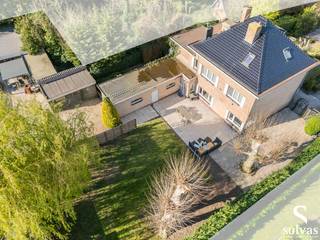 Ontdek de unieke charme van Villa Rozenberg, een karaktervolle woning uit circa 1936, gelegen in het hart van Zomergem op een uitzonderlijk perceel van maar liefst 2.150 m².<br /><br />Deze statige eigendom combineert authentieke elementen met hedendaags comfort en biedt tal van mogelijkheden dankzij de aanwezigheid van twee garages en een ruim magazijn van 70m², bereikbaar via een aparte oprijlaan langs de Kleitstraat.<br /><br />Bij het betreden van de woning word je verwelkomd in een indrukwekkende inkomhal die meteen de sfeer zet. Het gelijkvloers omvat een lichtrijke keuken, een gezellige leefruimte met haardvuur, een bureauruimte, een tweede knusse zithoek, evenals een praktische wasplaats/berging en een ruime, droge kelder.<br /><br />Op de eerste verdieping bevinden zich vier volwaardige slaapkamers en een ruime badkamer, uitgerust met inloopdouche, dubbele lavabo en toilet. De zolderverdieping biedt een prachtige vijfde slaapkamer met airco. Op deze verdieping werd ook een tweede badkamer gecreëerd met opnieuw een inloopdouche, dubbele lavabo en toilet. <br /><br />De zonnige, zuidwest georiënteerde tuin vormt een oase van rust, waar je in alle sereniteit kan genieten van het buitenleven. Daarnaast beschikt de tuin over een tuinhuis met overkapping en een gezellige ontspanningsruimte.<br /><br />Villa Rozenberg is een zeldzame opportuniteit voor wie op zoek is naar ruimte, karakter en een centrale ligging, gecombineerd met tal van mogelijkheden voor wonen en werken.
