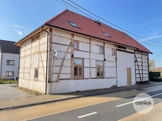 UNIEK APPARTEMENT MET 2 SLPKS EN TERRAS Nabij de rustige dorpskern van Wellen treffen wij in de Veerstraat 60 deze prachtige vakwerkwoning uit...