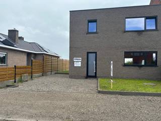 Deze casco woning is gelegen pal in het landelijke Desteldonk en is vlot bereikbaar. De woning wordt casco aangeboden, maar kan ook volledig afgewerkt worden aangekocht. In dat geval zal de woning worden afgewerkt zoals weergegeven op de foto's. De volledige afwerking, materialen en uitvoering zullen duidelijk worden opgenomen in het lastenboek, zodat u vooraf exact weet welke afwerking voorzien is. De inkomhal voorziet in een gastentoilet en vestiaire, waarna u terechtkomt in de L-vormige leefruimte met open keuken en zicht op de tuin en het terras. Naast de keuken vinden we een tweede inkomhal met opbergmogelijkheden, richting de achterdeur die op de oprit uitgeeft.<br />Op de eerste verdieping zijn rond de centrale gang drie ruime slaapkamers en een riante badkamer voorzien. Extra opbergruimte vinden we terug in de handige berging in de tuin. Vooraan de woning is er op de oprit plaats voor meerdere wagens. Inschrijven via mail naar stefan@immo-home.be, geen telefonische inschrijvingen! Volg ons op Facebook en Instagram. Voor meer info: www.immo-home.be GRATIS SCHATTING & GRATIS FINANCIEEL ADVIES