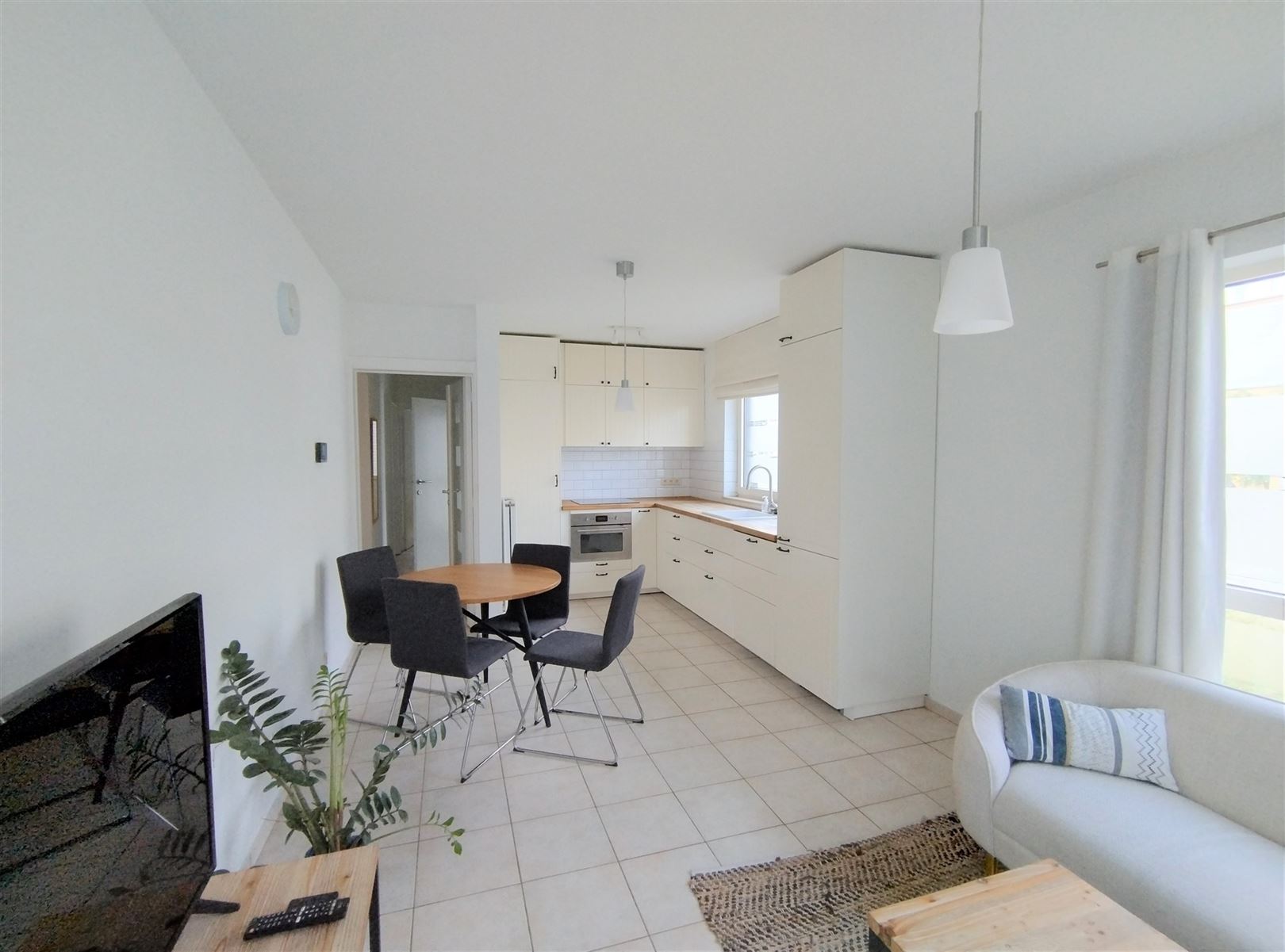 Eigentijds gelijkvloers appartement met 2 slaapkamers, terras en autostaanplaats - foto 4