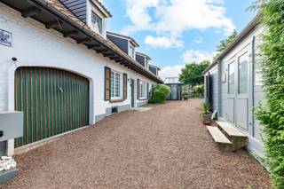 <strong>Vastgoed DW verkoopt een bijzonder horecapand met woonst, gelegen op een ruim perceel van ca. 1.273 m². Een unieke opportuniteit voor wie wonen en ondernemen wil combineren op één karaktervolle locatie.</strong><br />Bar L’Eze is geen klassieke horecazaak. De ruimtes beschikken over een <strong>warme en uitnodigende sfeer</strong> en sluiten rechtstreeks aan op de verschillende buitenruimtes. De groene tuin, de gezellige terrassen en de overdekte buitenruimte die zorgen voor een bijzonder aangenaam gevoel.<br />Een absolute troef is de <strong>ruime privéwoonst</strong>, die een mooie combinatie vormt met de horecazaak. De woning beschikt op het gelijkvloers over een aangename leefruimte met veel lichtinval, een gezellige zithoek, eetruimte, keuken, doucheruimte en bureau. De huidige inrichting straalt rust en kwaliteit uit.<br />Op de verdieping bevinden zich <strong>twee ruime slaapkamers en een badkamer</strong>. Daarnaast is er nog ongeveer <strong>30 m² niet-afgewerkte ruimte (</strong>extra slaapkamer, hobbyruimte of polyvalente ruimte).<br />Vooraan is er een <strong>garage en</strong> een afzonderlijk gebouw dat momenteel dienstdoet als berging en toiletruimte.<br />De woning biedt bijzonder veel mogelijkheden. Wonen, werken, ondernemen, een horecazaak, een handelsruimte… of misschien wel een volledig nieuw verhaal dat wij vandaag nog niet kunnen bedenken. Het karaktervolle gebouw en de gezellige grote tuin met uniek zicht op de Cotthemse vallei maakt van dit project iets <strong>uitzonderlijk, vol passie, uitstraling en met een eigen identiteit. </strong><br /><strong>Technisch</strong><br />Momenteel beschikt het pand over een <strong>EPC met label E</strong>. Dit is mede het gevolg van een gedeelte met enkel glas in de horecaruimte. Met minimale kosten kan <strong>het EPC naar een D-label of beter gebracht worden</strong>.<br />De <strong>elektrische installatie is conform</strong>.<br />Volgens het asbestattest is er asbest aanwezig in onder meer het <strong>onderdak, bepaalde luiken, pleisterwerk in de kelder en een dichting van de verwarmingsketel</strong>. Deze materialen zijn aangeduid als <strong>'zorgvuldig te beheren'</strong>.<br /><strong>Bar L’Eze - Een naam met een knipoog. Een pand met karakter. Een plek met mogelijkheden.</strong><br /><br /><br /><strong>Contacteer Vastgoed DW voor meer informatie of een bezoek ter plaatse.</strong><br />