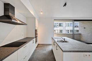 In de Jacques Eggermontstraat 12 kunt u op de tweede verdieping dit prachtige nieuwbouwappartement terugvinden, opgebouwd met aandacht voor comfort en duurzaamheid.<br /><br />Indeling: De entree via de voordeur leidt u naar de ruime en lichtrijke leefruimte, die aansluit op een moderne keuken uitgerust met alle nodige comfort en een berging. Daarnaast omvat het appartement twee lichtrijke slaapkamers, een badkamer met inloopdouche en toilet, en tevens een apart gastentoilet. Er is ook een aangename terras aan de voorkant van het gebouw.<br /><br />Dankzij de gunstige locatie, nabij het centrum van Ledeberg en op loopafstand van het centrum van Gent, in de directe nabijheid van diverse uitvalswegen en openbaar vervoer, biedt dit project de ideale combinatie van wooncomfort en bereikbaarheid. Verschillende praktische voorzieningen, zoals winkels en diensten, zijn op loopafstand bereikbaar.<br /><br />De gemeenschappelijke kosten voor het appartement bedragen €50 en zijn inbegrepen in de vermelde huurprijs. Het appartement is vrij vnaf 1/08. Voor meer informatie of om een afspraak te maken, kunt u contact opnemen met Bruno op 0495/12.20.64.