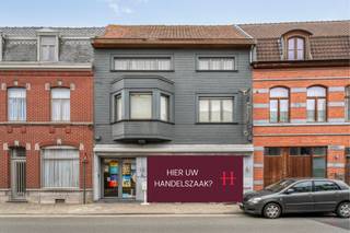 Op een uitstekende commerciële locatie in het hart van Wakken, vindt u dit veelzijdige handelspand met woonst.Momenteel ingericht als bakkerij,...