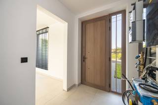 BEN half-open nieuwbouwwoning, zeer rustig gelegen in het centrum van Heist-op-den-Berg! De woning is gelijkvloers ingedeeld als volgt: inkomhal...