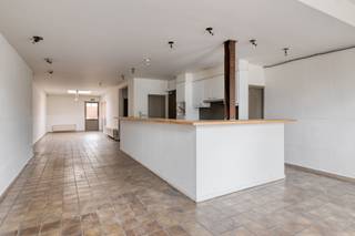 Deze handelswoning is gelegen op de Pas in Geel met de Markt nabij. Hierdoor bevinden alle voorzieningen zoals scholen, horeca, winkels, OV... zich vlakbij deze unieke woonst. Verder is er een zowel een vlotte verbinding met de E313 als met de omliggende gemeenten.<br /><br />Beschrijving:<br />De gelijkvloerse verdieping bestaat uit een polyvalente handelsruimte van 100m² dewelke zich leent tot verschillende doeleinden. Momenteel is er verder op deze verdieping een keuken, een bergruimte en voorzieningen voor 2 toiletten aanwezig. Vanuit de handelsruimte betreden we de ruime maar gezellige stadstuin met terras waar het heerlijk vertoeven is. De eerste verdieping biedt toegang tot 3 volwaardige slaapkamers, een bergruimte alsook een badkamer.<br /><br />Extra:<br />- Commerciële ligging met veel parkeermogelijkheden<br />- Conforme elektriciteit<br />- Gunstig EPC-label: C<br />- Functiewijziging naar woning wordt bekeken<br /><br />Voor meer info of een bezoek contacteer ons via info@vastengoed.be of via 014/72 73 74.<br /><br />Wenst u een gratis schatting van uw eigendom? Contacteer ons via 014/72 73 74.