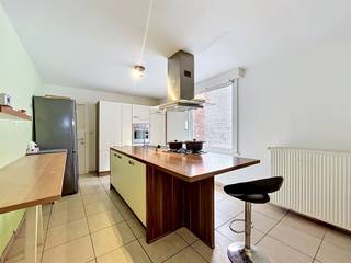 <h1><span>Instapklare gezinswoning met 5 slaapkamers nabij het centrum van Roeselare</span></h1><h1><span> </span></h1><h1><span>Deze instapklare gezinswoning beschikt over een ruime </span><span>inkomhal</span><span>, kelder, lichtrijke </span><span>leefruimte</span><span> en moderne </span><span>keuken</span><span> met kookeiland.</span></h1><h1><span>Met</span><span> 5 volwaardige slaapkamers</span><span> biedt de woning tal van mogelijkheden voor een groot gezin, thuiswerk of hobbyruimte. Verder is er een </span><span>badkamer</span><span> met ligbad en een praktische wasruimte aanwezig.</span></h1><h1><span>Buiten geniet u van de onderhoudsvriendelijke stads</span><span>tuin</span><span>. </span></h1><h1><span> </span></h1><h1><span>Dankzij het </span><span>gunstige EPC</span><span> profiteert u bovendien van een energiezuinige woning.</span></h1><h1><span>De centrale ligging nabij het centrum van Roeselare is een grote troef. Winkels, scholen, openbaar vervoer en belangrijke in- en uitvalswegen bevinden zich op korte afstand.</span></h1><h1><span>Een ideale woning voor gezinnen die op zoek zijn naar ruimte, comfort en een centrale ligging.</span></h1><p><span> </span></p><p><span> </span></p>