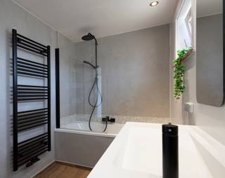 <p>Cette maison rénovée avec jardin et 3 chambres à Anderlecht se situe dans un environnement résidentiel calme et agréable, à proximité d’Erasme, des commerces et des principaux axes routiers. Elle offre un cadre de vie confortable et pratique pour une famille ou un couple.</p><p>Dès l’entrée, vous accédez à un hall qui mène vers un séjour lumineux et accueillant. La cuisine entièrement rénovée, moderne et fonctionnelle, s’intègre parfaitement à l’espace de vie. Dans la continuité, la terrasse et le jardin, facile à entretenir, vous invitent à profiter de moments de détente en extérieur.</p><p>Le rez-de-chaussée comprend également un garage pouvant être aménagé en bureau ou en espace professionnel, selon vos besoins, ainsi qu’un espace de rangement et un toilette invités.</p><p>À l’étage, vous trouverez trois chambres confortables, un espace de rangement supplémentaire, une salle de bain bien entretenue avec douche dans la baignoire et une toilette séparée. Le grenier complète l’ensemble avec un espace de stockage supplémentaire.</p><p>La maison a fait l’objet d’une rénovation soignée et dispose d’une chaudière au gaz très récente, garantissant un bon confort au quotidien.</p><p>Vous profitez également d’un stationnement aisé et d’un quartier familial agréable. Sa situation à Anderlecht, à proximité d’Erasme et de toutes les commodités, constitue un atout supplémentaire.</p><p>Si vous recherchez une maison rénovée, prête à emménager, avec jardin et 3 chambres à Anderlecht, ce bien mérite votre attention. Contactez-nous pour organiser une visite.</p>