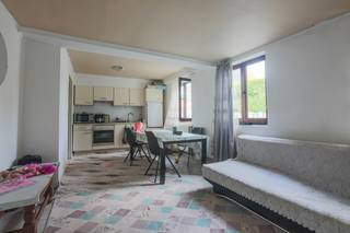 Bent u op zoek naar een direct renderende uitbreiding van uw vastgoedportefeuille?<br />Deze charmante woning aan de Krakeelhoek 11 biedt een ijzersterke business case voor slimme investeerders. Gelegen op een mooi perceel van 322 m², geniet dit pand van een uiterst scherpe instapprijs en een strategische ligging nabij de belangrijkste invalswegen.<br /><strong>Onmiddellijk en stabiel huurrendement</strong><br />Geen risico op leegstand of opstartkosten: de woning is momenteel betrouwbaar verhuurd aan € 700 per maand. Met de scherpe vraagprijs van € 169.000 geniet u vanaf dag één van een hoog bruto huurrendement (5%).<br />Bovendien is de woning technisch al goed uitgerust met een efficiënte condenserende gasketel (HR-top) en overal dubbele beglazing, wat zorgt voor een optimaal binnencomfort.<br /><strong>Veilig voor de toekomst: Vrij van renovatieverplichting</strong><br />Een grote financiële troef is de gunstige EPC-score van 368 kWh/(m² jaar) (Energielabel D). Hierdoor voldoet het pand direct aan de huidige Vlaamse normen en rust er geen onmiddellijke renovatieverplichting op de woning binnen de 5 jaar. Het dak is bovendien al voorzien van een basislaag isolatie. U investeert dus in een vastgoedobject zonder verborgen of verplichte energetische kosten op korte termijn.<br /><strong>Strategische ligging</strong><br />Gelegen in landschappelijk waardevol agrarisch gebied geniet de huurder van een open gevoel. Dankzij de nabijheid van de E17 is de verbinding naar Kortrijk, Gent of Antwerpen werkelijk optimaal. Dit maakt het pand een bijzonder aantrekkelijke uitvalsbasis voor pendelaars die vlot op hun werk willen geraken.<br /><strong>Contact</strong><br />Voor verdere info en/of een bezoek ter plaatse, gelieve Christophe te contacteren via info@exactimmo.be