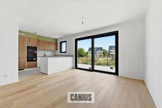 <p><span>NIEUWBOUWWONING - 4 SLPKS - CARPORT EN KELDER</span></p><p><span> </span></p><p><span>Ben je op zoek naar een idyllisch thuis in een charmante omgeving? Dan verwelkomen we je graag in ons nieuwbouwproject te Tongeren-Borgloon, een prachtige locatie, kortbij het centrum en bovendien alle voorzieningen en invalswegen in de buurt.</span></p><p><span> </span></p><p><span>Deze halfopen bebouwing is gelegen op een perceel van 2a 84ca en beschikt over 223 m² bruto oppervlakte.</span></p><p><span> </span></p><p><span>Op het gelijkvloers vinden we een inkomhal, apart toilet, leefruimte met open keuken en een aansluitende berging terug.</span></p><p><span> </span></p><p><span>De eerste verdieping biedt een nachthal, 3 slaapkamers, een apart toilet en een badkamer.</span></p><p><span> </span></p><p><span>Er werd een vaste trap naar de zolder geplaatst, deze ruimte werd ook tot in de puntjes afgewerkt en biedt verschillende mogelijkheden.</span></p><p><span> </span></p><p><span>Verder vinden we een onderhoudsvriendelijke tuin terug met een terras, een carport en een kelder. </span></p><p><span> </span></p><p><span>TROEVEN:</span></p><ul><li><span>Energieneutraal: E-20</span></li><li><span>Warmtepomp lucht-water</span></li><li><span>10 zonnepanelen (400 wp)</span></li><li><span>Regenwaterrecuperatie </span></li><li><span>Vloerverwarming met passieve vloerkoeling</span></li><li><span>Ventilatiesysteem type D</span></li></ul><p><span> </span></p><p><span>TOTALE PRIJS:</span></p><p><span>PRIJS: € 495.000,00 incl. grondwaarde, constructiewaarde, registratierechten, 21% btw en aansluitingskosten nutsvoorzieningen.</span></p><p><span> </span></p><p><span>Meer informatie over dit project? </span></p><p><span>Contacteer ons kantoor 011 36 24 24 – <span>info@canius.be</span></span></p><p><span> </span></p><p><span>De vermelde oppervlaktes zijn slechts een indicatie. Canius Real Estate kan niet verantwoordelijk gesteld worden voor de juistheid van de door zijn verstrekte gegevens.</span></p><p><span> </span></p>
