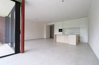 Welkom in het hart van Ardooie, welkom in residentie Parkzicht 2. Het uniek woonproject met het comfort van vandaag met zicht achteraan op het gemeentelijk park en op loopafstand van de markt van Ardooie.<br /><br />Deze kleinschalige residentie, slechts 8 appartementen, heeft een ondergrondse parkeergarage en een stijlvol afgewerkte inkomhal met trappenhal en lift.<br /><br />U komt het gelijkvloers appartement binnen via de ruime inkomhal met apart gastentoilet. Verder is er toegang naar de lichtrijke leefruimte (met grote glaspartijen en parket) met aansluitend de open keuken. Ook is er een aparte berging.<br /><br />Verder zijn er 2 volwaardige slaapkamers en 1 badkamer. Een unieke troef zijn de twee terrassen en de ruime tuin. <br /><br />Het bijhorende ondergrondse complex omvat 12 staanplaatsen en bergingen.<br /><br />Aankoop mogelijk onder 6 % BTW.<br /><br />Wenst u graag een bezoek aan dit prachtig appartement of meer informatie? Contacteer ons gerust.