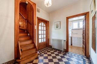 Contact : Maxime Van den Abbeele - 0494/05.23.55 - maxime.v@weinvest.be We Invest Charleroi & En Fagne vous propose cette villa 4 façades d'environ 160 m² habitables, implantée sur un beau terrain de 12 ares. Nichée Rue Monique, à quelques minutes à peine du centre-ville de Couvin, elle offre ce mélange entre calme résidentiel et réelle proximité des commodités. À l'intérieur, on apprécie tout de suite les volumes : un séjour lumineux de 34 m², une cuisine, une salle de douche, une buanderie et un hall d'entrée accueillant occupent le rez-de-chaussée, où l'on trouve également l'une des 3 chambres — un vrai plus pour qui recherche une chambre de plain-pied. Deux terrasses, orientées Est et Ouest, permettent de profiter du soleil à toute heure de la journée. Au rez-de-jardin, un espace salon, une cuisine et un WC ont été aménagés, offrant un niveau de vie supplémentaire ou un bel espace convivial. Grenier et caves complètent les rangements, tandis que deux garages (27 et 15 m²) et un abri de jardin viennent ajouter au confort du quotidien. Côté technique, la villa est équipée de châssis en PVC double vitrage, d'un chauffage central au mazout et profite d'une cheminée fonctionnelle pour les soirées d'hiver. PEB : G — 527 kWh/m²/an — 20260814024955 Faire offre à partir de 217.000 € Une belle opportunité à découvrir — n'hésitez pas à nous contacter pour plus d'informations ou pour organiser une visite.