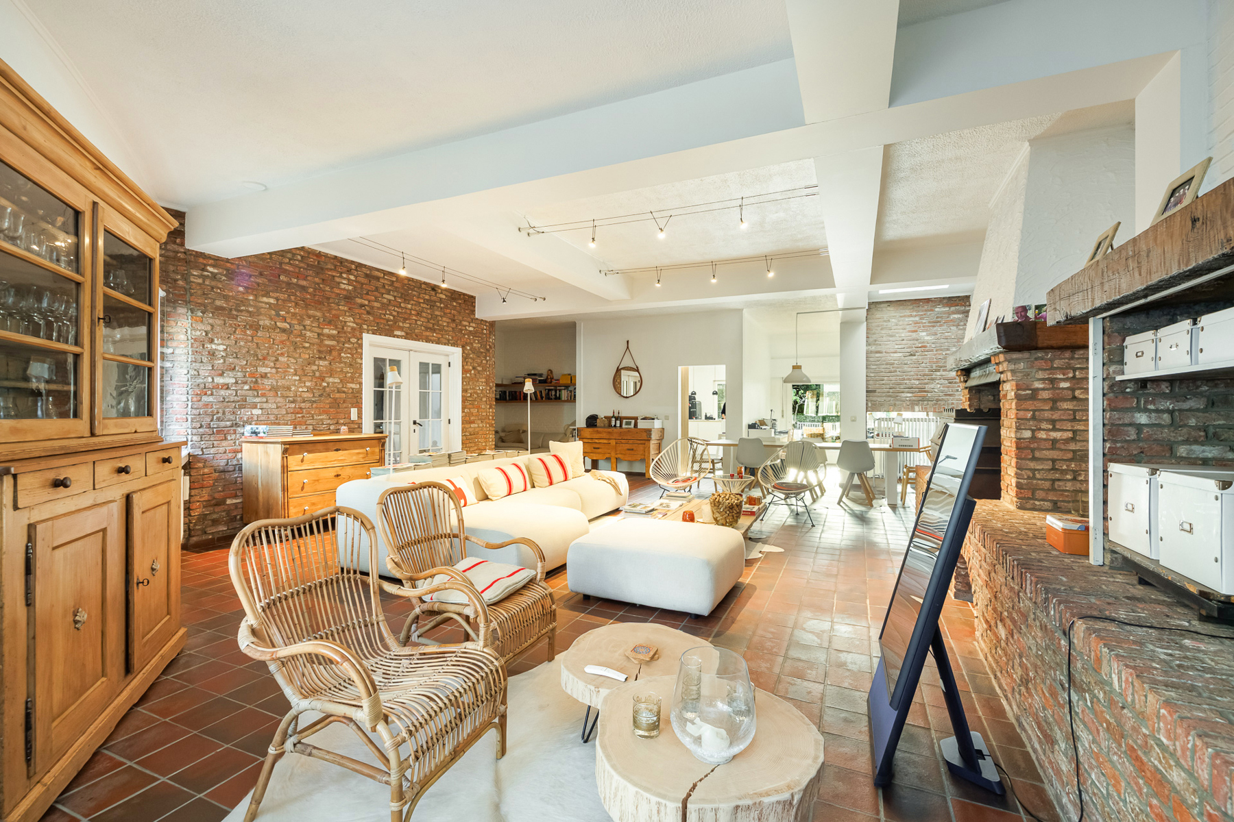 Woning met 5 slaapkamers, 2 badkamers en ruim magazijn! - foto 5