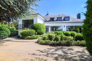 Deze charmante villa is zeer centraal gelegen op slechts 5 min van het centrum van Melsele en met een vlotte verbinding naar de E17 en E34. De...