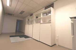 CENTRAAL GELEGEN HANDELSPAND IN EEN RECENT GEBOUW Volledig instapklare handelsruimte met unieke visibiliteit nabij het gerechtsgebouw te Kortrijk.Het...
