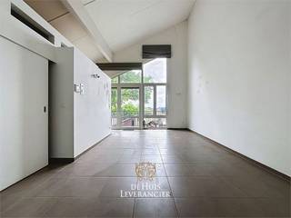 In de 3 Beuken residentie, niet ver van het centrum van Kontich, vinden we deze luxueuze service flat terug.<br />De residentie is gebouwd in 2012 en beschikt over alle moderne voorzieningen.<br /><br />Hier vind je alles terug om een zorgeloze oude dag door te brengen. Het appartement is luxueus ingericht en is zo’n 60m2 groot.<br /><br />Het bestaat uit een ruime leefruimte met afgeschermde open keuken. Daarnaast ligt de badkamer en slaapkamer met schuifdeur.<br />Het ruim terras is de kers op de taart!<br /><br />Het appartement bevindt zich op de 2e verdieping, bereikbaar met de lift en de trap.<br />De residentie zelf beschikt over een zwembad, sauna, jacuzzi, fitness centrum, cafetaria, petanque-baan, etc. Uiteraard is er ook de permanentie van het zorgpersoneel!<br /><br />Goed om te weten: dit appartement wordt ook te koop aangeboden. Formule huur-koop mogelijk, we geven je graag meer uitleg hierover tijdens een bezoek ter plaatse.<br /><br />Kom snel kijken!<br /><br />EPC : 211kWh/m2 (Label C)<br />G-Score : A - P-Score : A<br />Maandelijkse provisie gemeenschappelijke kosten : € 80,-<br /><br /><br />Dit is niet wat U zoekt ? Al gehoord van AANKOOPBEGELEIDING ? Wij zoeken, bezoeken en onderhandelen mee met U voor eigendommen die worden aangeboden door particulieren, andere makelaars, of die zelfs (nog) niet te koop staan? Hoe doen we dit? Vraag meer informatie over aankoopbegeleiding via info@dehuisleverancier.be of 0489/069.000<br /><br />de Huisleverancier : Persoonlijk, voor iedereen Service, Kwaliteit en Vertrouwen !<br />