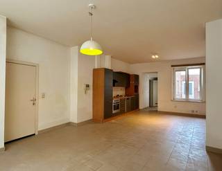 Dit appartement is als volgt ingedeeld: op het gelijkvloers is een ruime lichtrijke leefruimte met open geïnstalleerde keuken, badkamer met lavabomeubel, douche en toilet en een ruime slaapkamer. Op het eerste verdiep bevindt zich de tweede slaapkamer. <br /><br />Buiten is een gezellig terras. Van daaruit is er toegang tot een aparte bergruimte waar de aansluiting voor de wasmachine zich ook bevindt. <br /><br />Er is tevens een gemeenschappelijke bergruimte met de andere bewoners uit het gebouw voor fietsen en vuilbakken. Het appartement is achteraan toegankelijk via de zijstraat, handig met de fiets.
