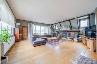 -- JEZUS-EIK --- Gelegen in een gewilde residentiële wijk – BLOEMENWIJK – biedt dit prachtige appartement (duplex) van +/- 288 m² een aangename...