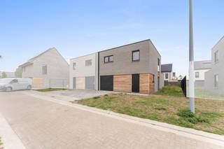 Verken deze nieuwe moderne halfopen woning gelegen op een toplocatie te Aalter.<br />De werken aan ons nieuwste project in Aalter draaien op volle toeren.<br /><br />Dit project biedt u moderne halfopen en open woningen gelegen op een toplocatie.<br />U woont op een steenworp afstand van diverse winkels, sport- en recreatievoorzieningen, scholen en andere praktische faciliteiten. Bovendien bevindt het stadscentrum zich op slechts 500 meter afstand. Voor wie de rust verkiest: de verkaveling ligt in een doodlopende straat, wat zorgt voor voldoende rust en privacy. Dankzij de vlotte verbinding met de E40 bent u ook in een mum van tijd op weg naar andere bestemmingen.<br /><br />Elke woning beschikt op de gelijkvloerse verdieping over een inkomhal met gastentoilet, een lichtrijke leefruimte en een open keuken.<br />Op de eerste verdieping bevinden er zich 3 slaapkamers en een badkamer.<br />Als extra troef beschikt elke woning over een inpandige garage, ideaal voor uw wagen of als extra berging.<br />Daarnaast biedt de ruime oprit voldoende plaats om een tweede wagen te parkeren. Dit alles maakt het wonen hier niet alleen aangenaam, maar ook uiterst praktisch.<br /><br />Hebben deze woningen uw aandacht getrokken?<br />Aarzel dan niet om contact met ons op te nemen.<br /><br /><br />Prijzen all-in 448.950 euro* | LOT 51<br />Prijzen excl. kosten 374.000 euro | LOT 51