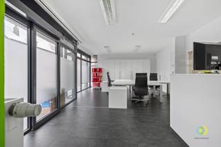 <p><span>Deze aangename kantoorruimte, gelegen in een kleinschalig gebouw in Peutie, is ideaal voor zelfstandigen of ondernemingen die op zoek zijn naar een professionele en verzorgde werkomgeving. Dankzij de grote raampartijen geniet het kantoor van veel natuurlijk licht en een open, ruimtelijk gevoel. Via de elektrische toegangsdeur krijgt u rechtstreeks toegang tot de kantoorruimte. De ruimte beschikt over een eigen afzonderlijk toilet en kan indien gewenst gemeubeld gehuurd worden. De aanwezige bureaus, bureaustoelen en kasten kunnen mee ter beschikking worden gesteld. Wie graag over wat extra comfort en ruimte beschikt, heeft bovendien de mogelijkheid om een aparte inkom, keuken en vergaderzaal bij te huren. Zo kan het geheel flexibel worden aangepast aan de behoeften van uw onderneming. De provisie voor het verbruik bedraagt momenteel 100/maand. Indien bijkomende ruimtes worden mee gehuurd, wordt deze provisie herbekeken. Bij het kantoor zijn 2 parkeerplaatsen inbegrepen op de parking achter het gebouw. Daarnaast bestaat de mogelijkheid om nog 4 extra parkeerplaatsen te huren aan 50/maand per plaats. Een lichtrijke, praktische en flexibel uitbreidbare kantoorruimte waar u zowel medewerkers als klanten op een professionele manier kunt ontvangen.</span></p>