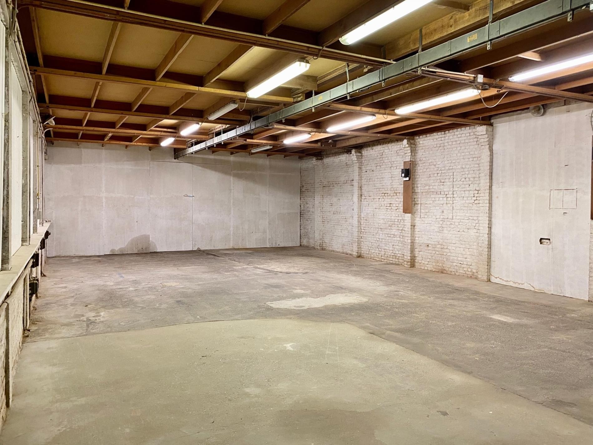 Atelier van 108,5 m² in centrum Kuurne met sectionaal poorten. - foto 5
