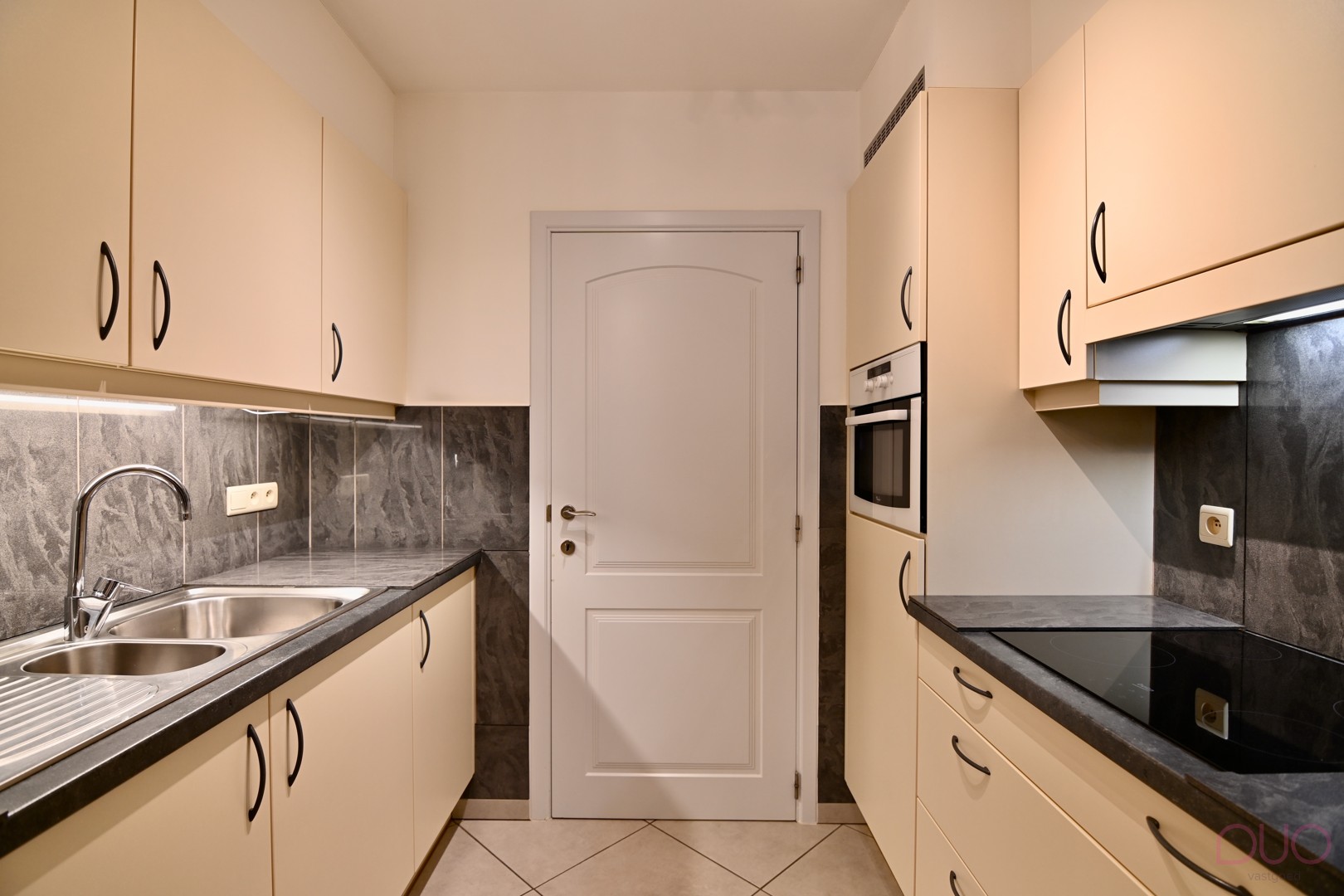 Instapklaar appartement met 2 slaapkamers en autostaanplaats in het stadscentrum van Tongeren-Borgloon (toplocatie inclusief meubels)! - foto 4