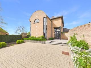In het centraal gelegen Linkhout vinden we deze villa terug op een ruim perceel van 19a 39ca.Om de hoek vinden we het Schulensmeer met diverse...