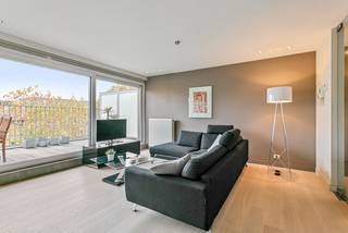 Op een bijzonder gegeerde locatie aan de Visserij in Gent bevindt zich dit stijlvolle en lichtrijke duplex-appartement op de derde en vierde verdieping. De combinatie van royale leefruimtes, een uitzonderlijk terras van 14 m2, drie volwaardige slaapkamers en een hoogwaardige afwerking maakt dit tot een bijzonder aangename woonplek.<br />De inkomhal met praktische vestiairekast geeft toegang tot de ruime leefverdieping. De royale living en eetplaats genieten dankzij de grote raampartijen van bijzonder veel natuurlijk licht en sluiten rechtstreeks aan op het terras, dat een echte verlenging vormt van de leefruimte.<br />De keuken is volledig uitgerust met kwalitatieve Smeg-toestellen. Aansluitend bevindt zich een afzonderlijke wasplaats/berging, die voor de nodige extra opbergruimte zorgt.<br />Op deze verdieping bevindt zich tevens een eerste ruime slaapkamer met aansluitend een comfortabele badkamer, voorzien van ligbad, afzonderlijke douche en dubbele lavabo.<br />Via de binnentrap bereikt u de bovenverdieping. Naast de tweede slaapkamer treft men hier ook de master-bedroom aan. Deze beschikt over ingemaakte kasten en een dressing. De douchekamer vervolledigt het verdiep.<br />Bij het appartement horen bovendien een autostaanplaats in de ondergrondse garage en een private berging.<br />Met een EPC-score A (95 kWh/m²) combineert het appartement bovendien een hoog wooncomfort met een uitstekende energieprestatie.<br />Een kwalitatief en ruim duplex-appartement voor wie comfortabel en stijlvol wil wonen op een uitstekende locatie in Gent, vlak bij het centrum en met de Visserij als bijzonder aangename woonomgeving.<br />Beschikbaar vanaf 1 november 2026. De algemene onkosten bedragen 150 €/maand.
