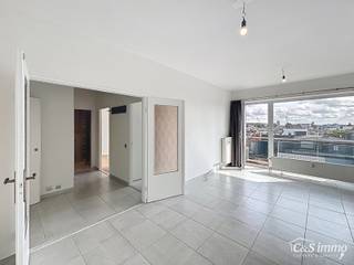 Op wandelafstand van het groene Park Spoor Noord bevindt zich dit recent gerenoveerde dakappartement.<br />Bij het binnenkomen tref je een inkomhal met ingebouwde kasten en aansluiting voor een wasmachine. De lichtrijke woonkamer (ca. 25 m²) met tegelvloer beschikt over een groot schuifraam dat toegang biedt tot het zonnige terras met een prachtig uitzicht.<br />De volledig vernieuwde keuken (ca. 10 m²) is uitgerust met een combi-oven, inductiekookplaat en tal van opberglades. De ruime slaapkamer (ca. 15 m²) op parketvloer werd voorzien van nieuwe ramen. De moderne badkamer is volledig vernieuwd en ingericht met een hangtoilet, inloopdouche en stijlvol badkamermeubel.<br />Ideaal als investering: rendement 4.5% <br />INSTAPKLAAR, Elektriciteit conform, veiligheidsdeur, EPC B (dak vernieuwd), asbestveilig, nieuwe keuken, nieuwe badkamer, Zonneterras, P en G score: C