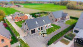 <p><strong><span>TE KOOP – Villa met atelier/werkplaats en uitzonderlijk potentieel in Zerkegem</span></strong></p>
<p><span>Op een prachtig perceel van ca. </span><strong><span>1.300 m²</span></strong><span> bevindt zich deze degelijk gebouwde villa uit </span><strong><span>1985</span></strong><span>, gecombineerd met een ruim atelier/werkplaats. De eigendom geniet van een rustige ligging met een prachtig open zicht op de omliggende weiden, wat zorgt voor een unieke woonomgeving.</span></p>
<p><span>De woning werd stevig gebouwd en biedt tal van uitbreidingsmogelijkheden. De ruime zolderverdieping leent zich perfect voor een verdere inrichting, waarbij het mogelijk is om </span><strong><span>tot vier extra slaapkamers en een bijkomende badkamer</span></strong><span> te creëren. Hierdoor is deze eigendom uitermate geschikt voor grote gezinnen, zelfstandigen of wie wonen en werken wil combineren.</span></p>
<p><strong><span>Troeven van deze eigendom:</span></strong></p>
<ul>
<li><span>Degelijk gebouwde villa (1985)</span></li>
<li><span>Ruim atelier/werkplaats, ideaal voor zelfstandige activiteit of hobby</span></li>
<li><span>Perceel van ca. 1.300 m² met mooie tuin</span></li>
<li><span>Grote zolderruimte met potentieel voor 4 extra slaapkamers en een badkamer</span></li>
<li><span>Stevige constructie met tal van mogelijkheden</span></li>
<li><span>Rustige ligging in Zerkegem met een prachtig open zicht op de omliggende weiden</span></li>
</ul>
<p><span>Bent u op zoek naar een woning met ruimte, mogelijkheden en een uitstekende ligging? Dan is deze eigendom beslist een bezoek waard.</span></p>