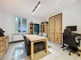 Ontdek deze ruime halfopen woning die comfort en functionaliteit perfect combineert.<br />De inkomhal leidt naar de leefruimte met zit- en eetkamer, ideaal voor gezellige avonden. Aansluitend bevindt zich de keuken met eetgedeelte, waar kookliefhebbers alle ruimte vinden. De woning beschikt over een dubbele garage met plaats voor twee wagens en praktische extra’s zoals een kelder van 23 m², een bijkeuken en een wasplaats. Een tweede badkamer verhoogt het wooncomfort. Buiten geniet je van een grote tuin met zithoek, perfect om te ontspannen of gasten te ontvangen.<br />Op de eerste verdieping vind je twee ruime slaapkamers, een bureau en een dressing. De luxueuze badkamer met hoogwaardige afwerking biedt pure verwennerij. Een vaste trap brengt je naar de zolder van maar liefst 50 m², waar je eenvoudig extra kamers kan realiseren, ideaal als hobbyruimte, bureau of bijkomende slaapkamers. Deze woning combineert royale leefruimtes met veel praktische bergruimte en een goeie ligging. Ideaal voor gezinnen die comfortabel en centraal willen wonen, met alle mogelijkheden om de woning verder naar eigen wens in te vullen.<br /><br />Extra troeven:<br /><br />Geen renovatieplicht<br /><br />Regenwaterput van 5000 liter<br /><br />Conforme elektriciteit<br /><br />Rolluiken<br /><br />Ruime kelder<br /><br />Zolder met potentieel (50 m²)<br /><br />Private staanplaats voor de woning<br /><br />Vlakbij invalswegen, centrum, scholen en winkels<br /><br />Deze woning is te koop ZONDER makelaar via het concept van Smart Houses! Inlichtingen of bezoek? Contacteer de eigenaar via 0479/10.60.78