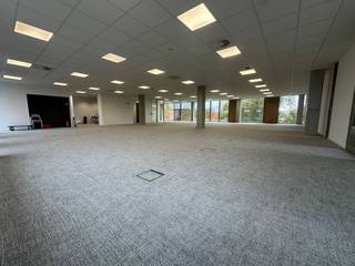 Moderne kantoorruimte van 389 m² te huur in Zwevegem met prachtig uitzicht op een groen park, gelegen nabij het centrum van Zwevegem, en met...