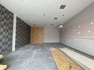 Te huur in Zele: goed gelegen handelsruimte Handelsruimte van ca. 25 m² nabij het centrum van Zele, op een vlotte locatie vlak bij de E17.Het pand...