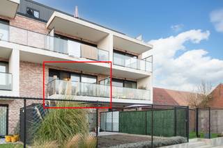 Appartement op de eerste verdieping afgewerkt met duurzame materialen en lift!INDELINGInkomhal ca. 3m² met gastentoilet. Leefruimte ca. 21m² op...