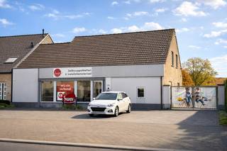 Goed gelegen handelspand (228m²) te huur in Lokeren, geschikt voor diverse commerciële activiteiten.Het pand omvat een ruime handelsruimte met...
