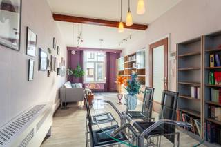 Charmante woning met buitenruimte<br /><br />Locatie<br />In de Kroonstraat, op wandelafstand van het bruisende Moorkensplein, bevindt zich deze charmante en zeer verzorgde woning. De buurt staat bekend om haar gezellige cafés, hippe restaurants en talrijke buurtwinkels, terwijl ook scholen, openbaar vervoer en belangrijke invalswegen zich in de onmiddellijke omgeving bevinden. Met een uitstekende Mobiscore van 9,6/10 geniet u hier van alle troeven van comfortabel stadswonen.<br /><br />Beschrijving<br />Deze knusse woning werd steeds met zorg onderhouden en straalt een warm en huiselijk gevoel uit. Via de inkomhal betreed je de lichtrijke leefruimte, die naadloos aansluit op de keuken. Achteraan bevindt zich een praktische wasruimte, tevens handig als extra bergruimte. Op het gelijkvloers vind je eveneens een apart gastentoilet en een verzorgde badkamer, uitgerust met een douche. Een absolute meerwaarde is de gezellige buitenruimte, waar je in alle rust heerlijke kan vertoeven. Op de eerste verdieping bevinden zich twee volwaardige slaapkamers, die perfect kunnen dienen als slaapkamer, kinderkamer, bureau of hobbyruimte. <br /><br />Verplichte vermeldingen<br />EPC: 295 kWh/m²<br />P-score: D<br />G-score: D<br />Stedenbouwkundige inlichtingen: Vg, Wg, Gvkr, Gmo, Gvv