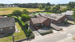 [[ DIT PAND NEEMT DEEL AAN DE ERA OPEN HUIZEN DAG OP 19/9 VAN 9:30 TOT 10:30 ]]<br /> 
<p>Deze toffe split-level woning ligt in een rustige, groene omgeving in Peer, op een ruim perceel van 12a 48ca. Je woont er aangenaam en toch dicht bij het centrum, met scholen, openbaar vervoer, een supermarkt en verschillende fietsroutes in de buurt. Ook omliggende gemeenten zoals Meeuwen, Bree en Eksel, en zelfs de Nederlandse grens, zijn vlot bereikbaar.<br /> </p>

<p>De woning dateert van 1967 en is momenteel te moderniseren, waardoor je ze helemaal naar eigen smaak kunt inrichten. De ruime en lichtrijke woonkamer sluit aan op de keuken en geeft allebei uit op de tuin. Verder zijn er 3 slaapkamers, een badkamer en een ruime inkomhal. De inpandige garage biedt plaats aan de wagen en daarnaast is er nog een polyvalente technische/opslagruimte. Achteraan geniet je van veel daglicht en een vrij zicht. De veranda is dan weer een fijne plek om rustig te zitten en van de tuin te genieten. Dankzij de indeling zijn er ook mogelijkheden voor wie alles zo veel mogelijk gelijkvloers wil organiseren.</p>

<p><br /><strong>Enkele troeven:</strong></p>

<ul><li>Ruim perceel: Een totale oppervlakte van 12a 48ca met een onderhoudsvriendelijke tuin.</li><li>Veel licht: De woonkamer en keuken genieten dankzij de grote raampartijen van veel natuurlijk daglicht en zicht op de tuin.</li><li>Rustige ligging: Groene omgeving, maar toch vlak bij het centrum van Peer en met vlotte verbindingen.</li><li>Geen renovatieplicht dankzij EPC D</li></ul>

<p><br /><strong>Benieuwd naar de omvang en de mogelijkheden van deze woning? Neem dan zeker contact met ons op via </strong><strong>impact@era.be</strong><strong> of 089 46 48 63. Khaz helpt je graag verder.</strong></p>