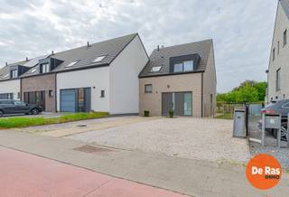 <strong>OORDEGEM – Recente en uitstekend onderhouden HOB met drie slaapkamers en tuin. </strong><br /><br />Deze recente woning bevindt zich langs de verbindingsweg tussen Aalst en Wetteren, op wandel- en fietsafstand van winkels, scholen en openbaar vervoer. Bovendien geniet u van een uitstekende bereikbaarheid dankzij de nabijheid van diverse invalswegen.<br /><br />Deze moderne woning combineert een stijlvol en gezellig interieur met optimaal wooncomfort. Bij de bouw werd gekozen voor duurzame en kwalitatieve materialen, terwijl de uitstekende isolatie, efficiënte verwarmingsinstallatie en hoogrendementsbeglazing zorgen voor een bijzonder energiezuinige woning. Dit vertaalt zich in een gunstige EPC-score, waardoor u zorgeloos kunt wonen zonder renovatieverplichtingen.<br /><br />Op het gelijkvloers beschikt de woning over een inkomhal met apart gastentoilet, een lichtrijke en aangename leefruimte met open haard en een aansluitende open, volledig geïnstalleerde keuken. Daarnaast is er een praktische afzonderlijke bergruimte aanwezig. Het verdiep omvat een nachthal, drie volwaardige slaapkamers, een badkamer met inloopdouche en een apart toilet. De geïsoleerde zolder biedt bovendien extra opslagmogelijkheden.<br /><br />Buiten geniet u van een volledig afgesloten, onderhoudsvriendelijke en zonnige tuin met terras en een extra tuinberging. Een bijkomende troef is de rechtstreekse toegang tot de tuin via de straatzijde. Vooraan de woning is er voldoende parkeergelegenheid voorzien.<br /><br />Een instapklare woning die comfort, energiezuinigheid en een centrale ligging perfect weet te combineren.<br /><br />Info en bezoek: 053/60.65.60.<br />De vermelde prijs is een richtprijs. Na ontvangst van de biedingen zal de verkoper beslissen of hij/zij de eigendom verkoopt aan het beste bod. De richtprijs is aldus niet bindend voor de verkoper. Voor meer info kunt u ons contacteren of het reglement raadplegen op onze website.